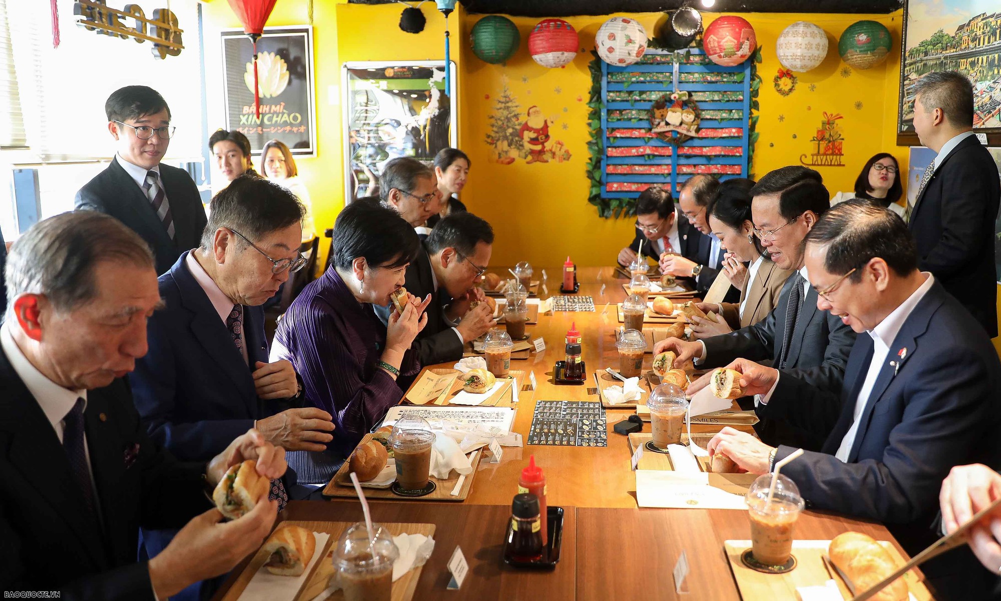 Chủ tịch nước và các quan chức Nhật Bản thưởng thức bánh mì, cafe Việt giữa Tokyo - Ảnh 5.