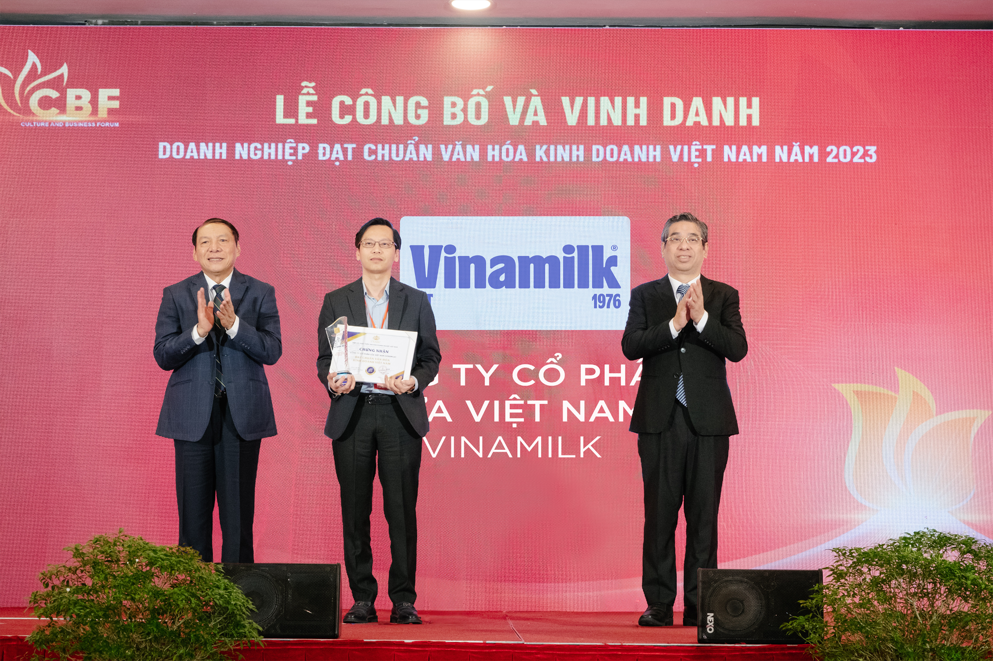 Vinamilk được vinh danh “Doanh nghiệp đạt chuẩn văn hóa kinh doanh Việt Nam” - Ảnh 1.