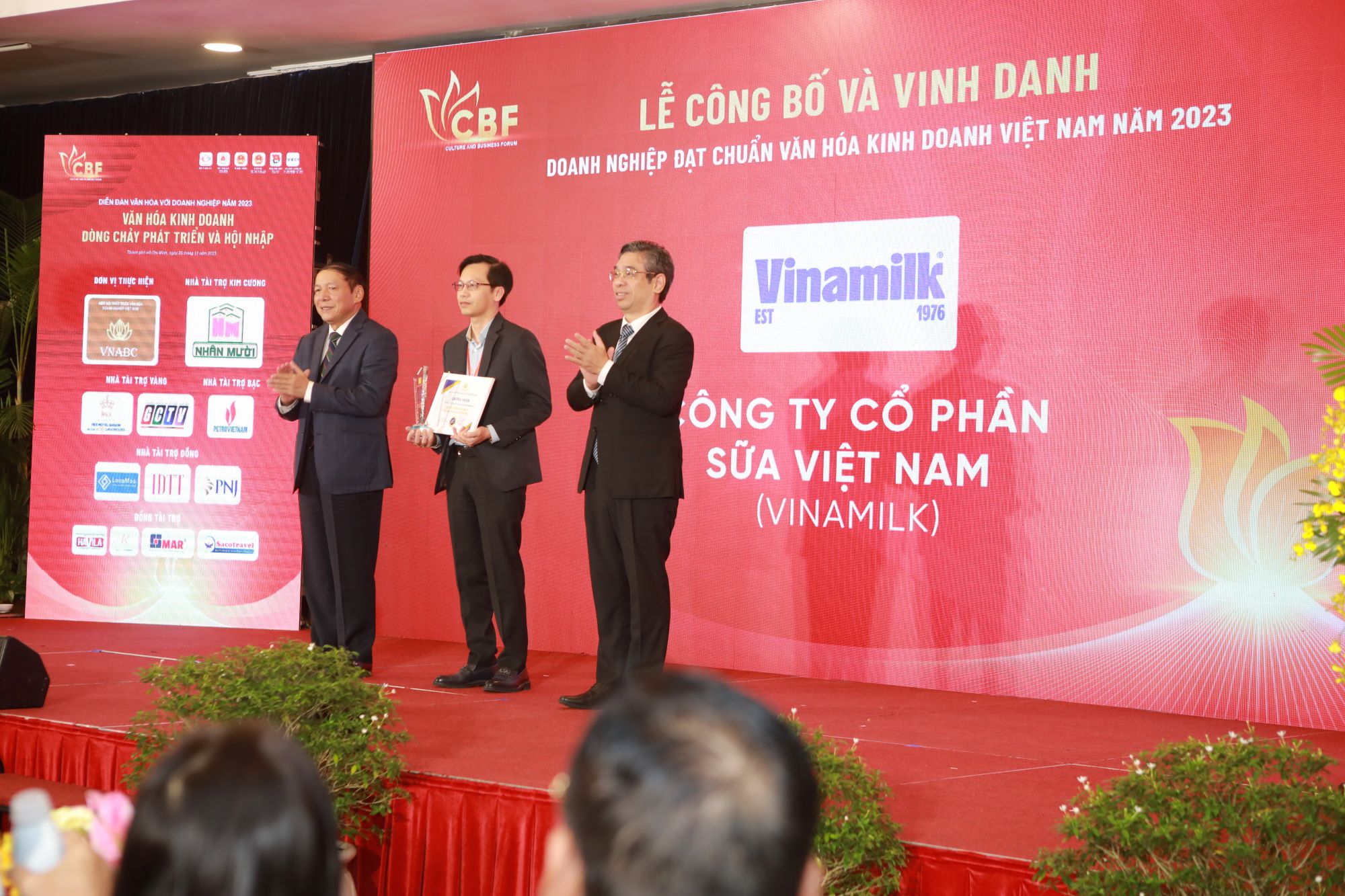 Vinamilk được vinh danh “Doanh nghiệp đạt chuẩn văn hóa kinh doanh Việt Nam” - Ảnh 2.