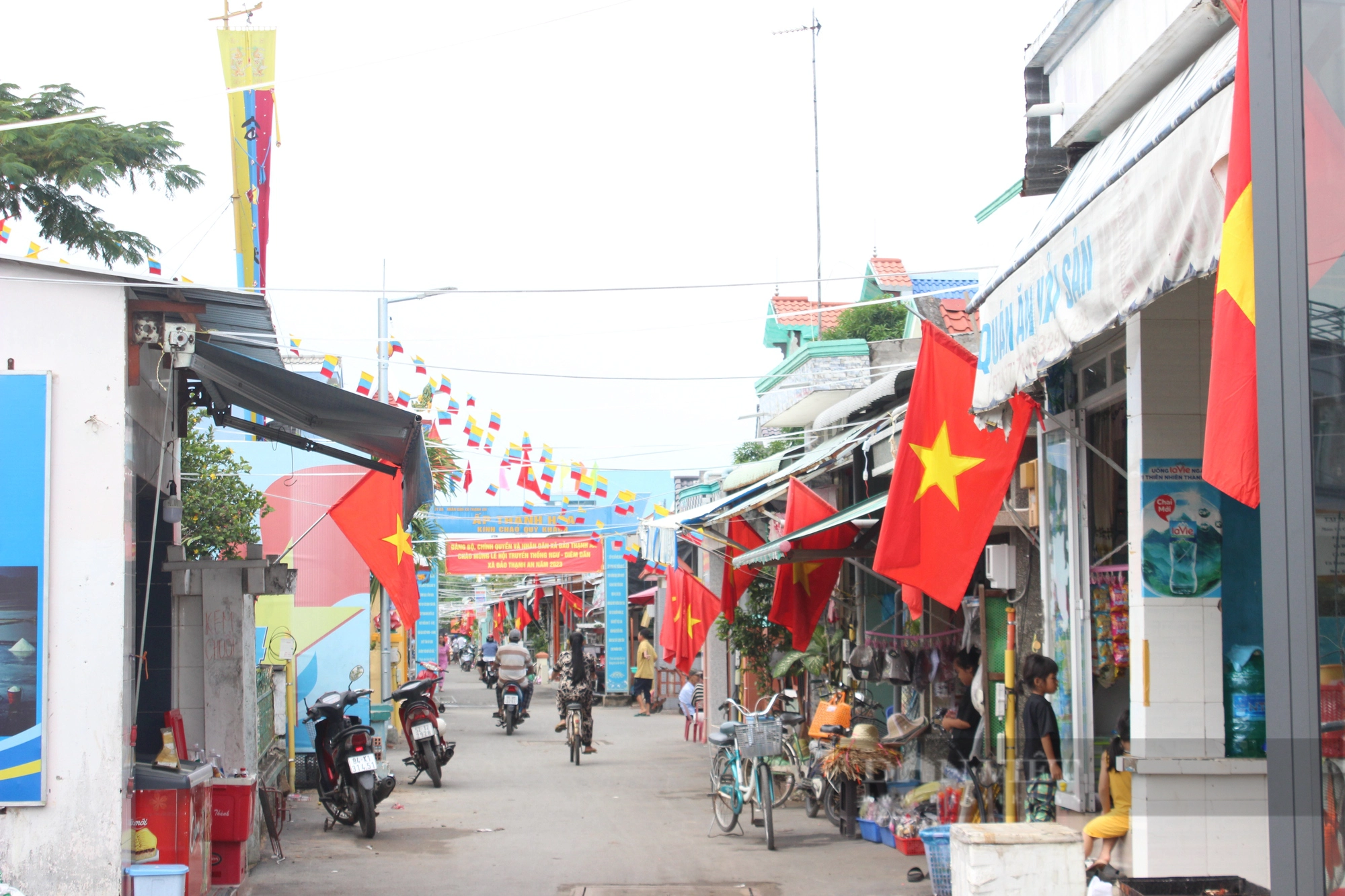 Tưng bừng Lễ hội truyền thống mừng công ngư - diêm dân trên xã đảo Thạnh An - Ảnh 2.