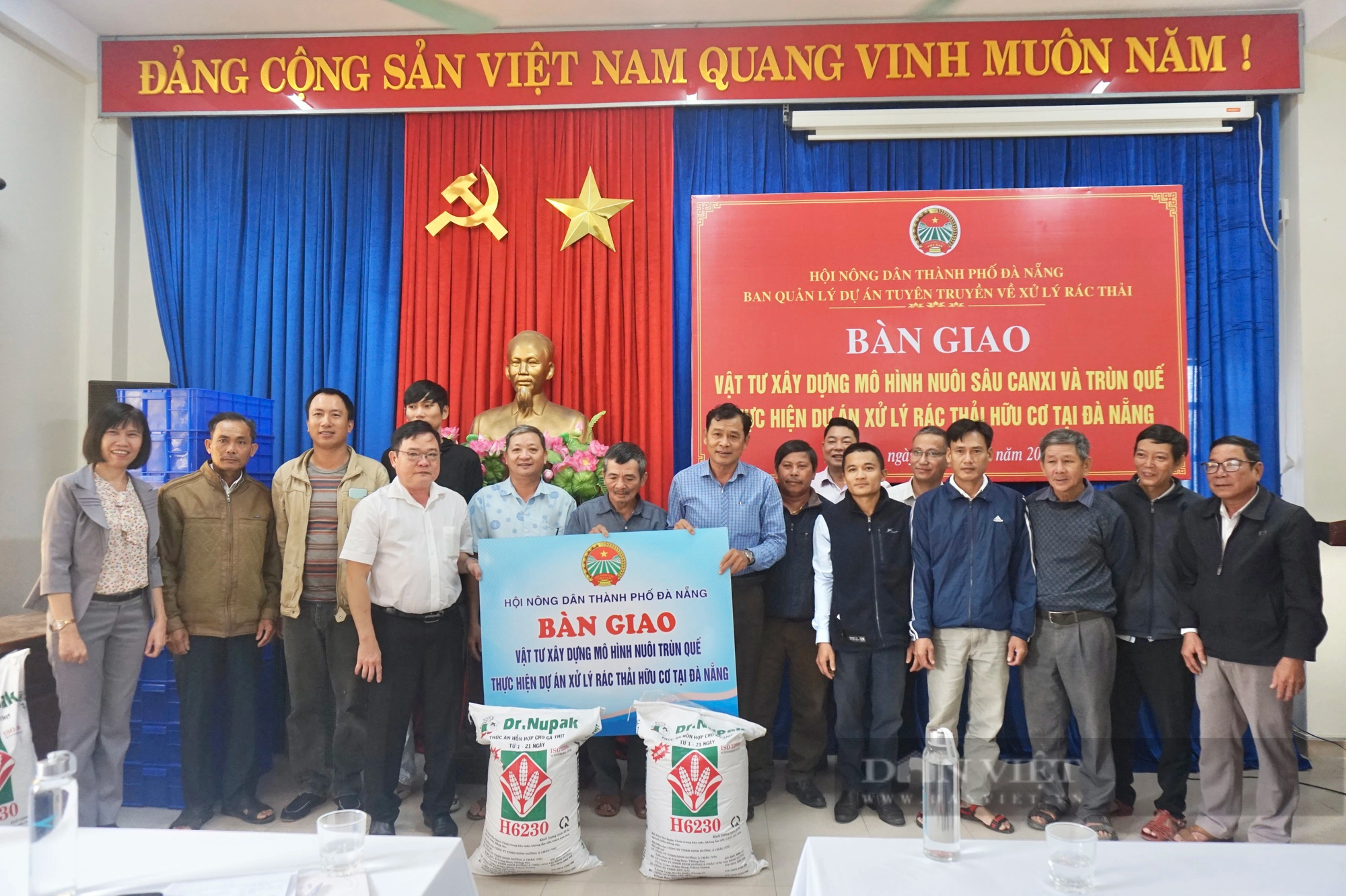 Đà Nẵng: Tổ chức bàn giao vật tư hỗ trợ nông dân nuôi sâu canxi và trùn quế - Ảnh 4.