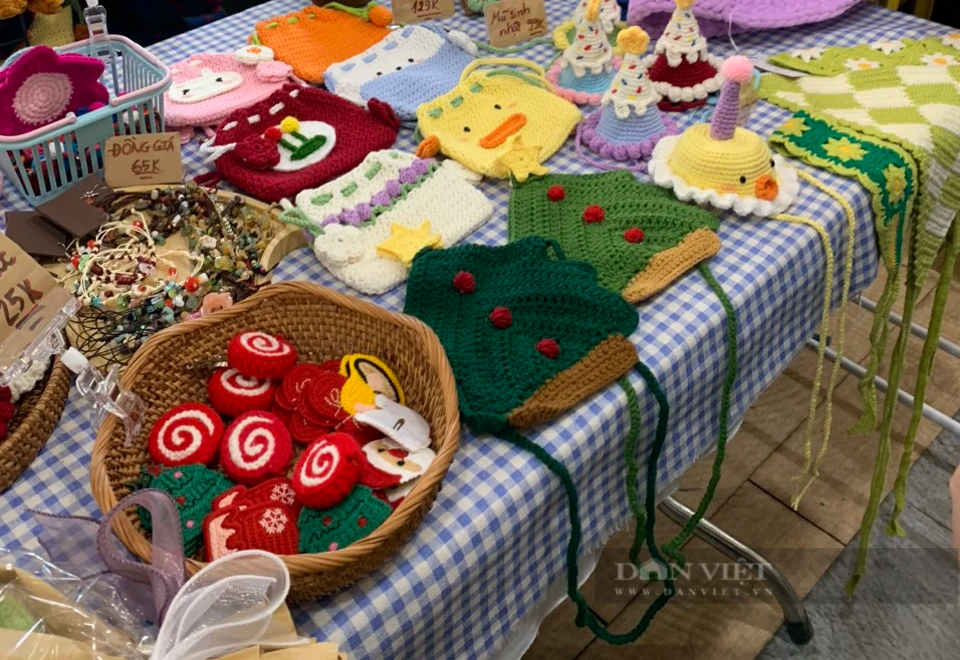 Các sản phẩm bằng len đa dạng được bày bán tại hội chợ “Cứ chill đi”. Ảnh: Ngọc Linh.