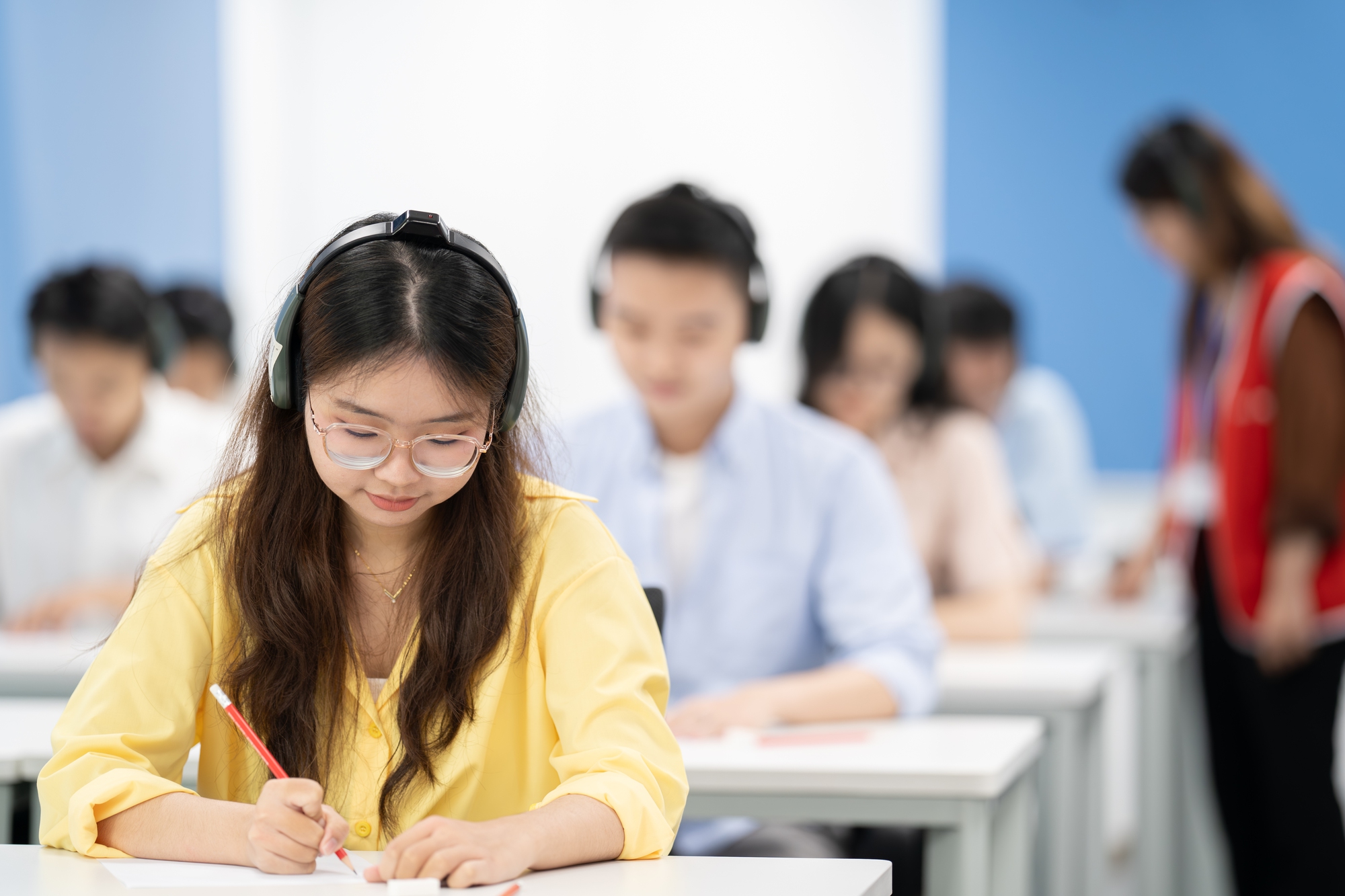 Các trường đại học nói gì trước xu hướng ưu tiên thí sinh có chứng chỉ IELTS? - Ảnh 1.