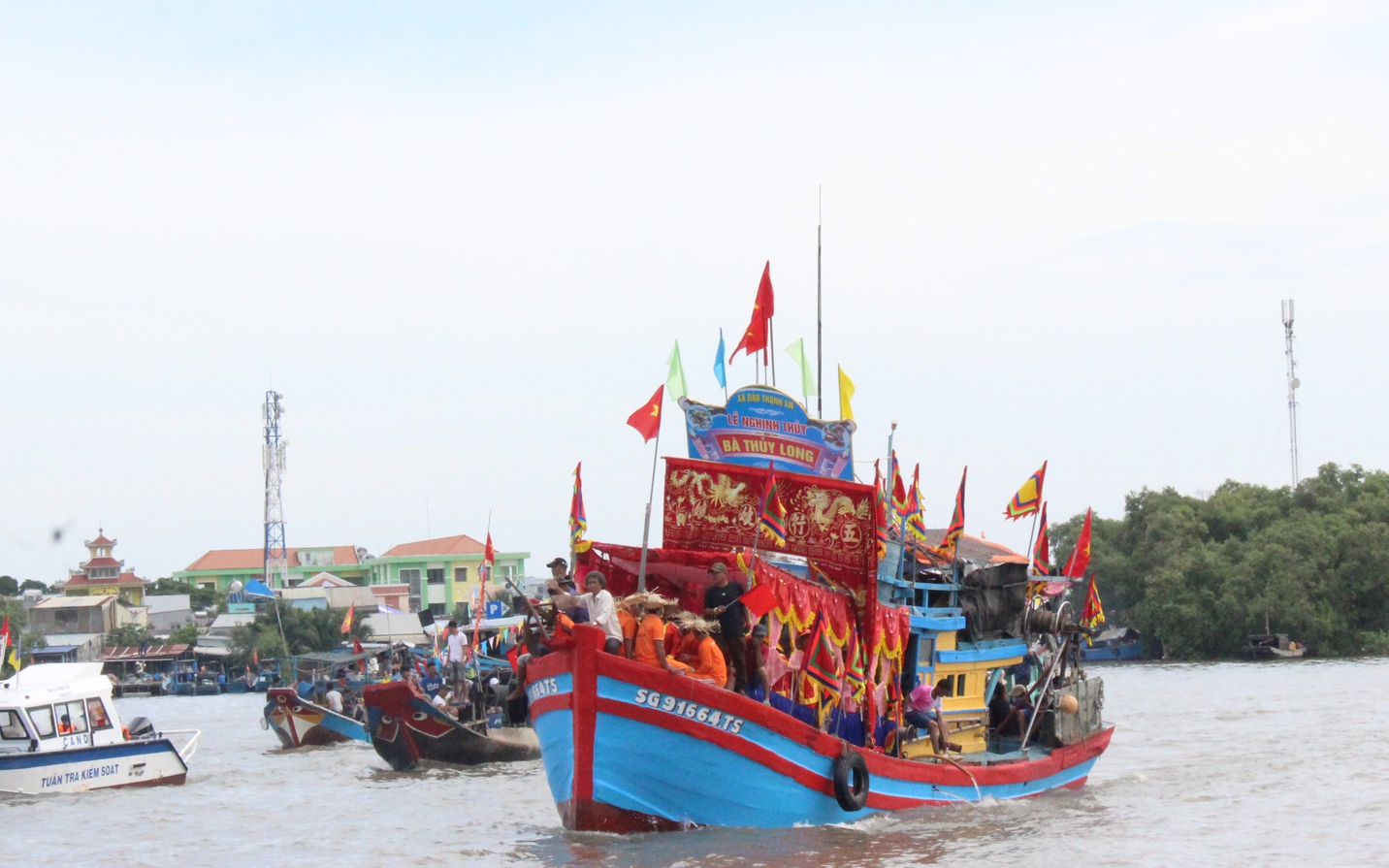 Tưng bừng lễ hội truyền thống mừng công ngư - diêm dân trên xã đảo Thạnh An