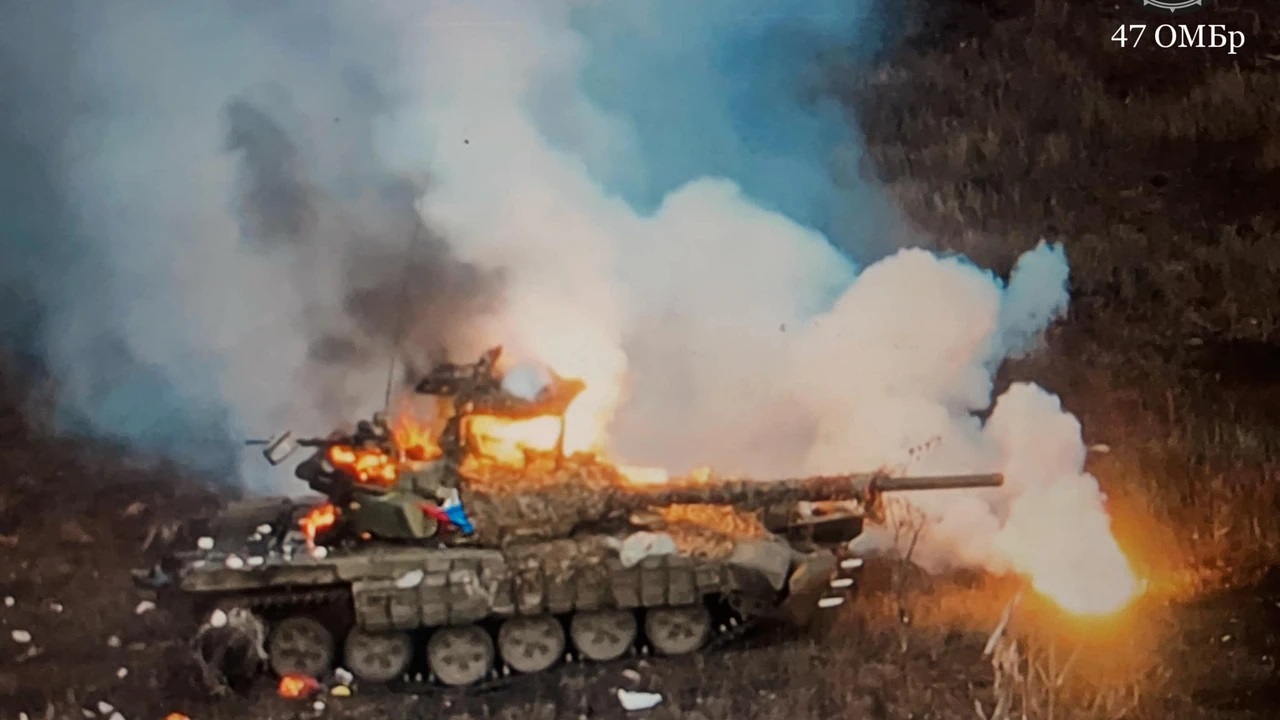 Ukraine tuyên bố diệt 81 xe tăng Nga trong 1 tuần, Moscow mất 9.000 binh sĩ ở mặt trận phía Đông trong 1 tháng - Ảnh 1.