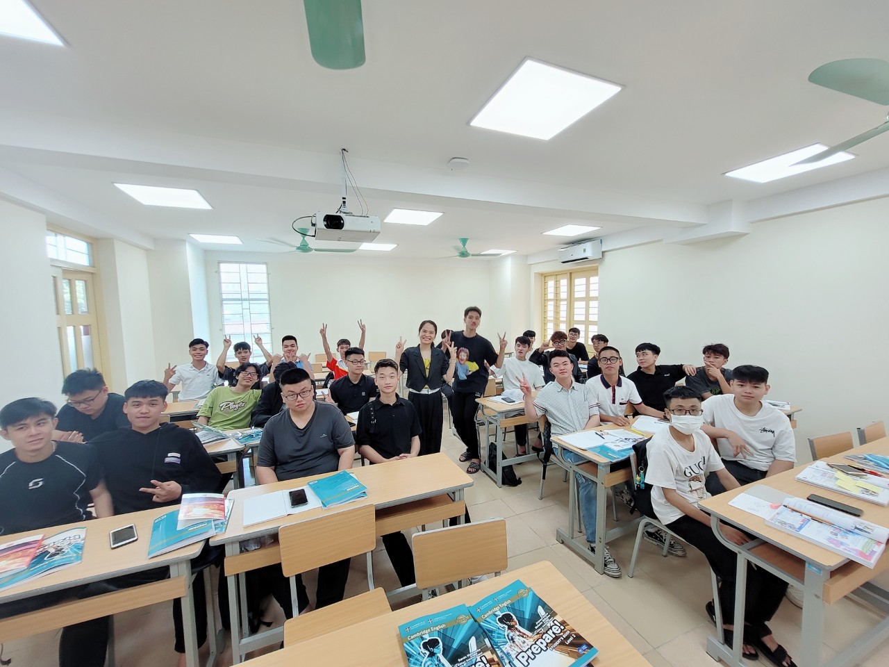 Các trường đại học nói gì trước xu hướng ưu tiên thí sinh có chứng chỉ IELTS? - Ảnh 2.