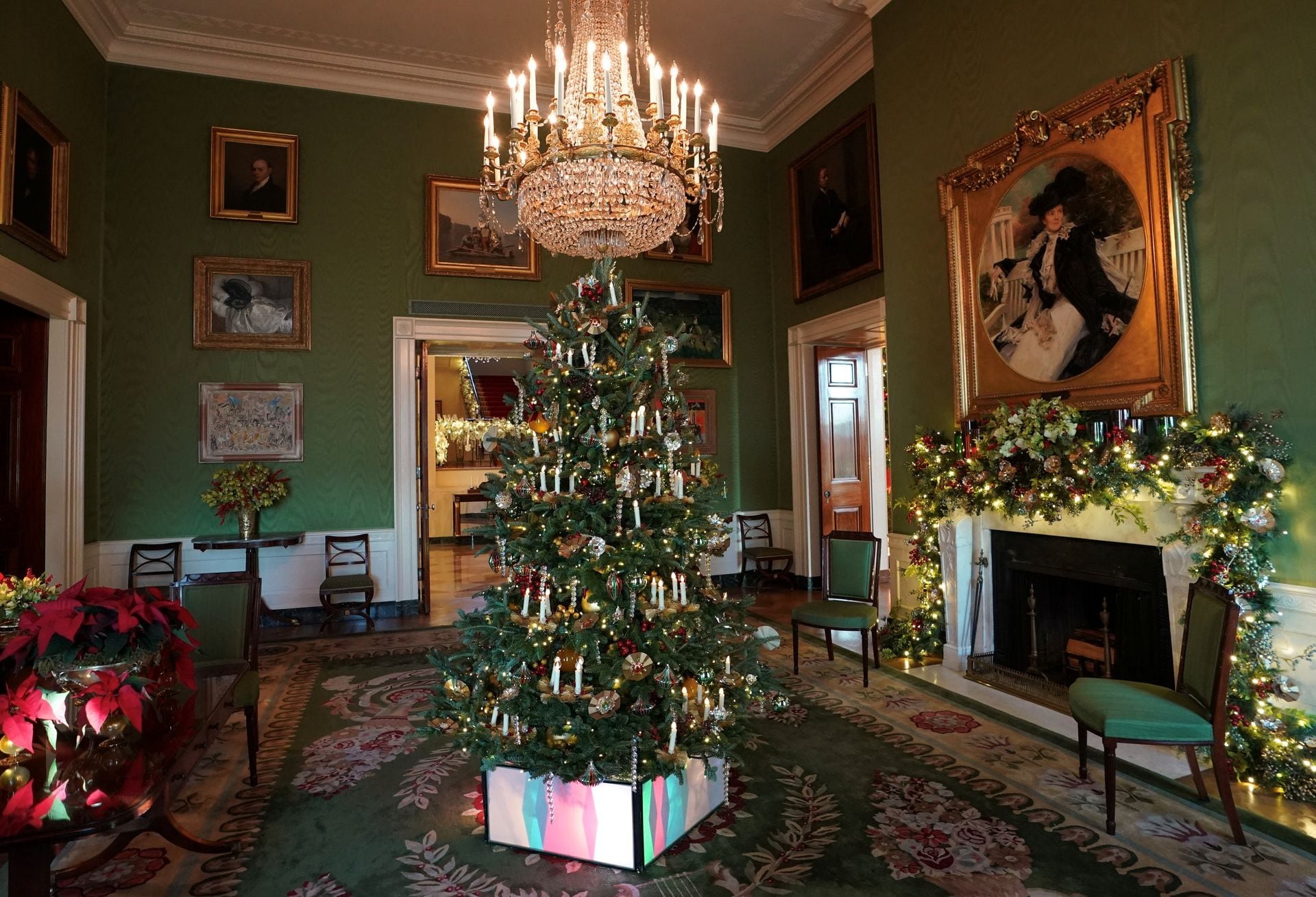 Nhà Trắng lung linh sắc màu đón Giáng sinh với 98 cây thông Noel và 140.000 bóng đèn - Ảnh 12.