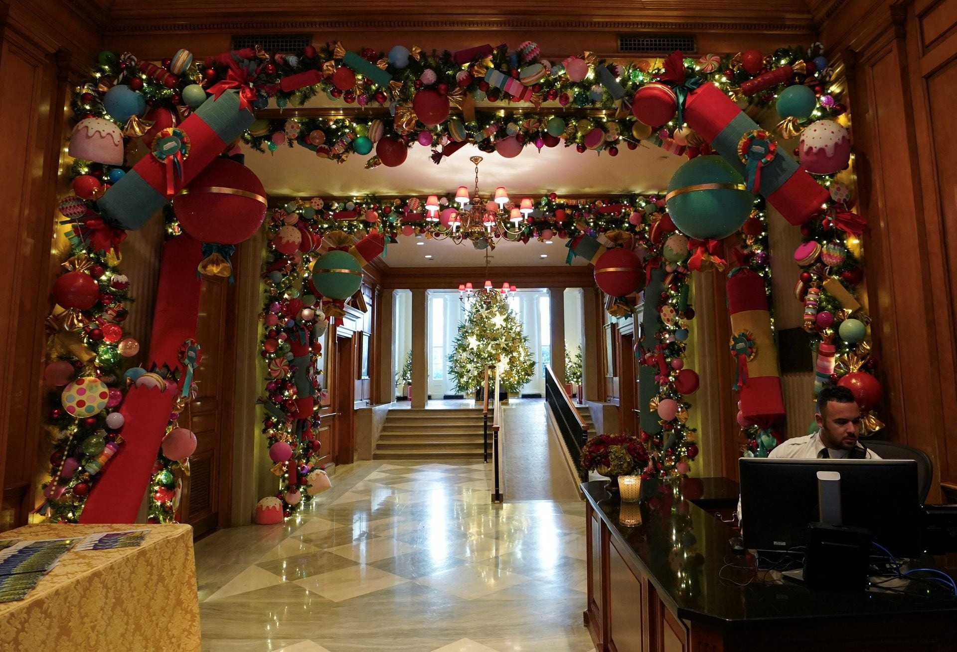 Nhà Trắng lung linh sắc màu đón Giáng sinh với 98 cây thông Noel và 140.000 bóng đèn - Ảnh 7.