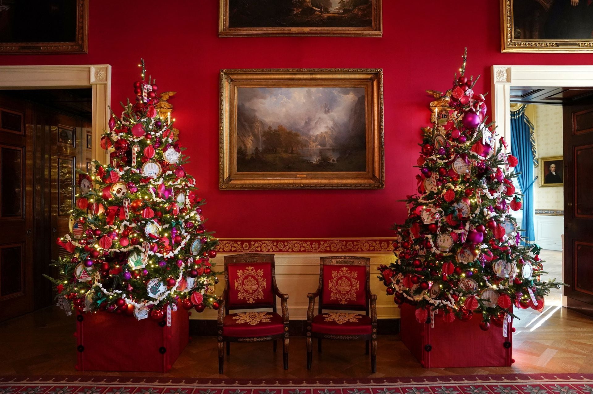 Nhà Trắng lung linh sắc màu đón Giáng sinh với 98 cây thông Noel và 140.000 bóng đèn - Ảnh 8.