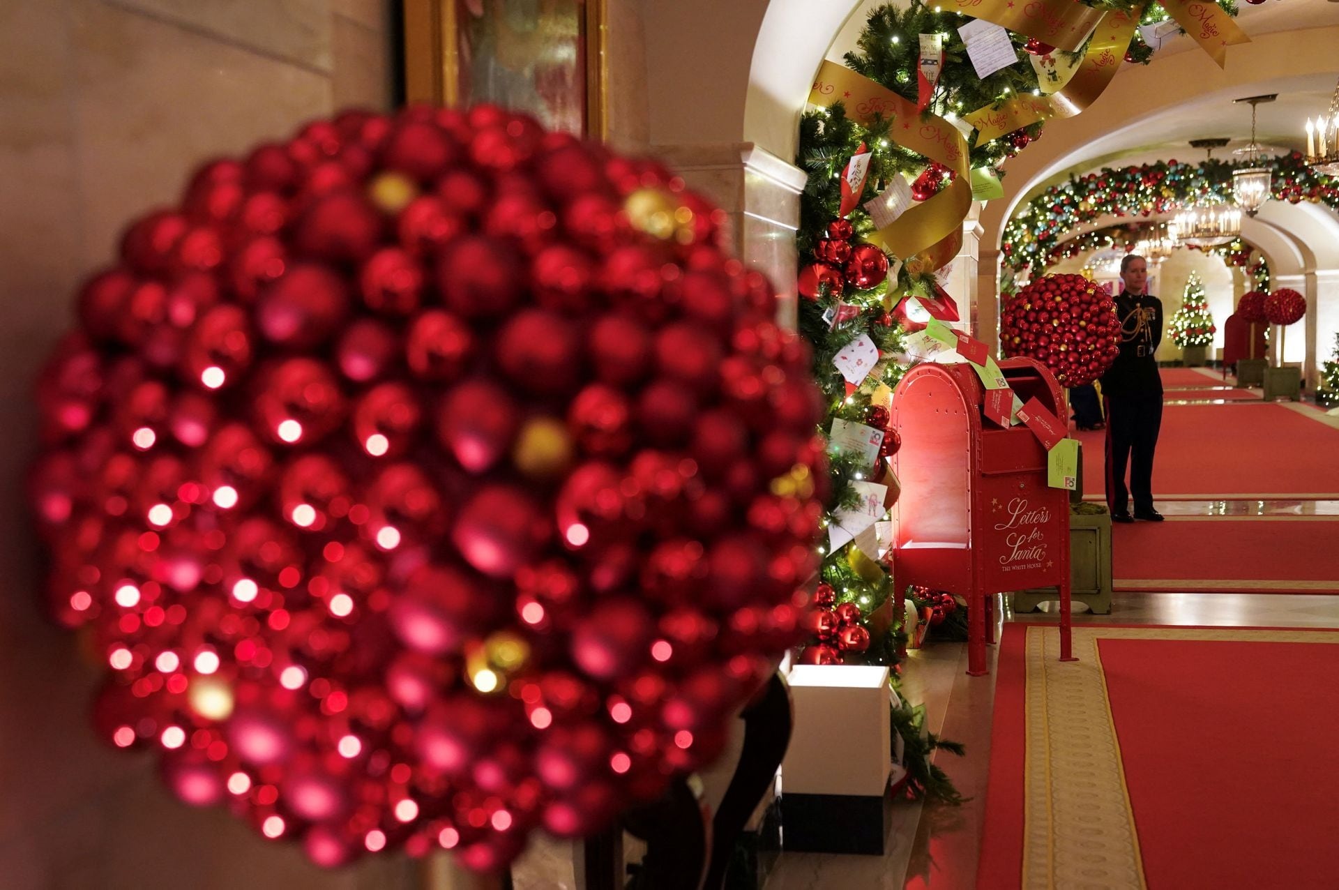 Nhà Trắng lung linh sắc màu đón Giáng sinh với 98 cây thông Noel và 140.000 bóng đèn - Ảnh 9.
