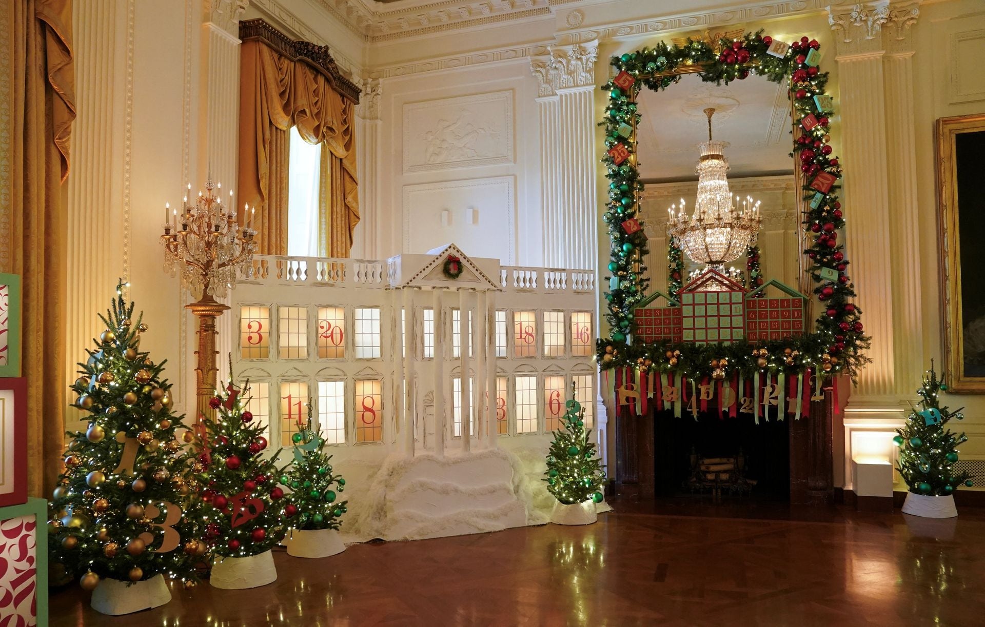Nhà Trắng lung linh sắc màu đón Giáng sinh với 98 cây thông Noel và 140.000 bóng đèn - Ảnh 10.