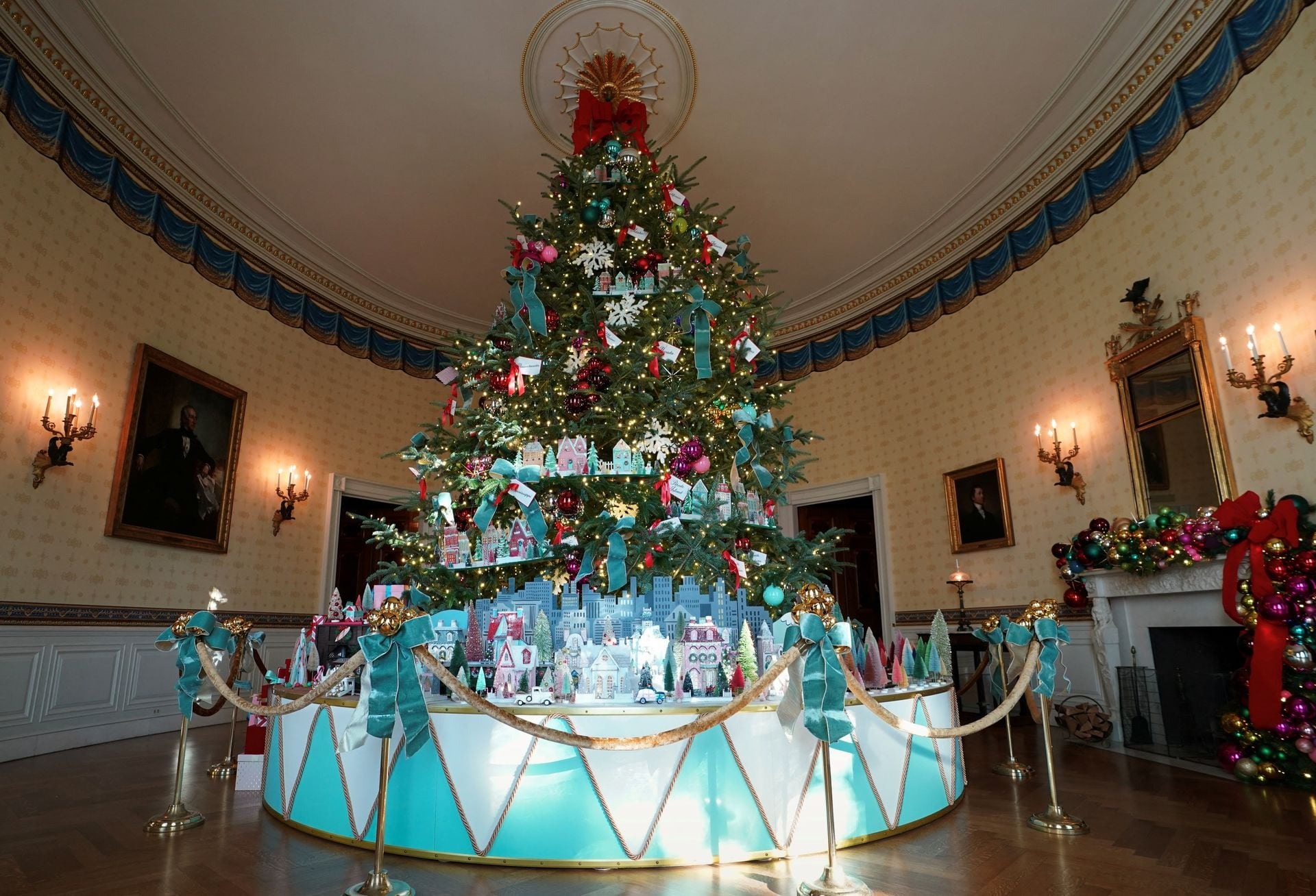 Nhà Trắng lung linh sắc màu đón Giáng sinh với 98 cây thông Noel và 140.000 bóng đèn - Ảnh 3.
