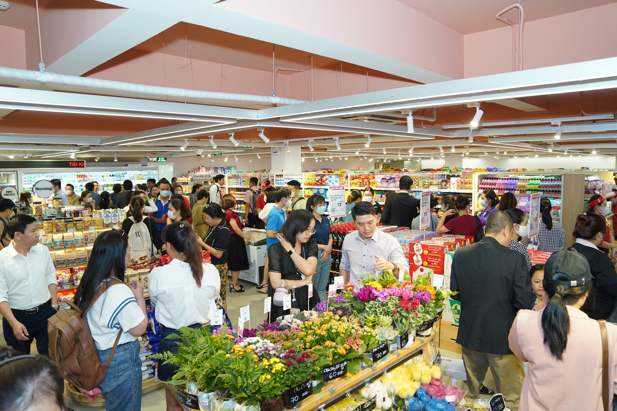 WinMart thu hút đông đảo khách hàng đến mua sắm.