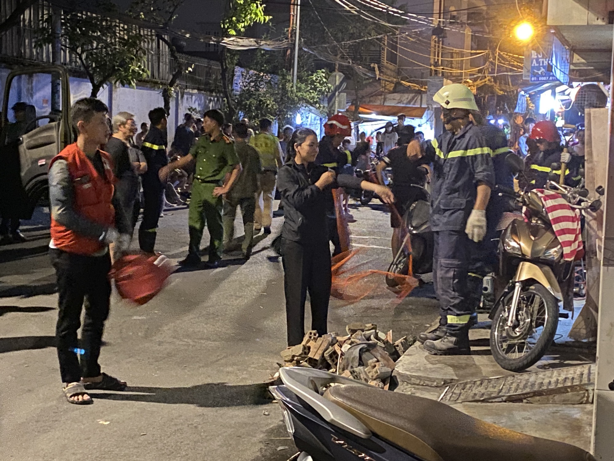 Một nam thanh niên có biểu hiện không tỉnh táo bị kẹt giữa hai bức tường ở TP.HCM được giải cứu - Ảnh 1.