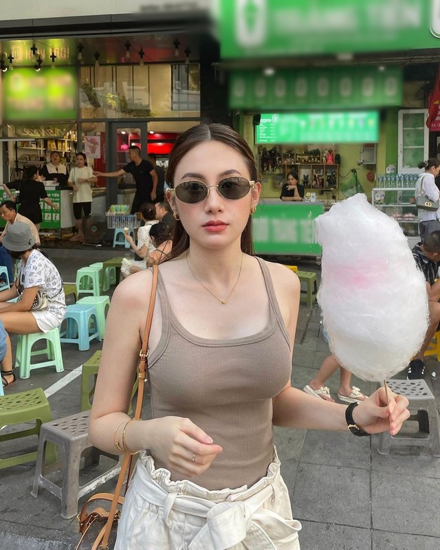 “Đệ nhất hot girl Lào” khoe dáng, nổi bần bật trên đường phố Hà Nội - Ảnh 1.