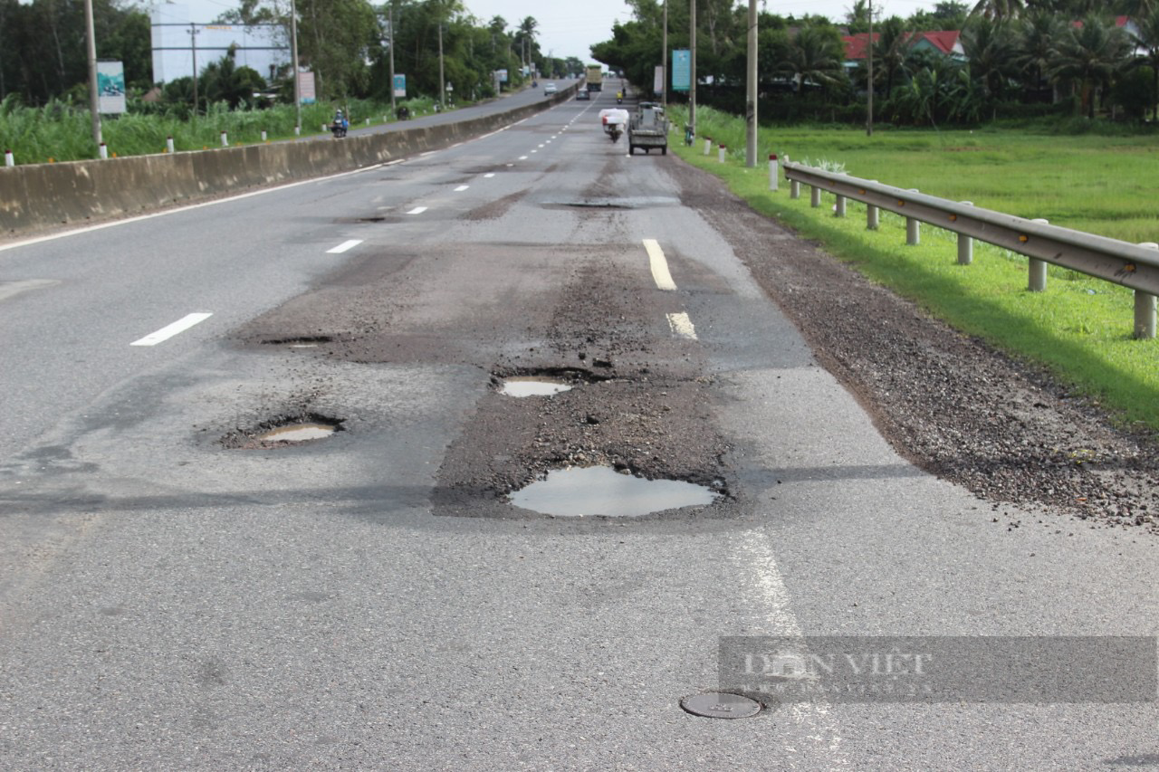Gần 100km quốc lộ ở Bình Định 'cõng' 3 trạm BOT, nhưng 'cứ mưa đường lại hỏng' - Ảnh 1.
