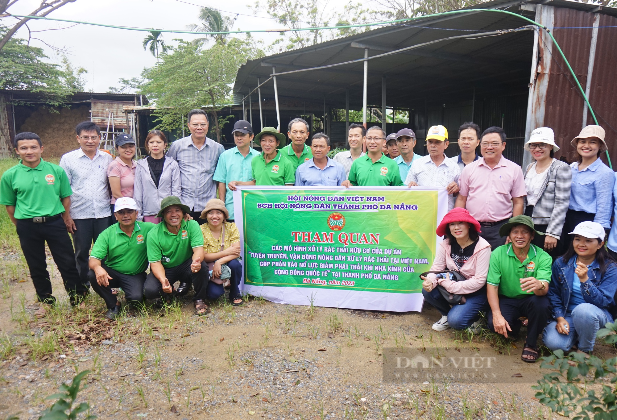 Cán bộ, hội viên nông dân Đà Nẵng tham quan mô hình nuôi trùn quế bảo vệ môi trường - Ảnh 1.
