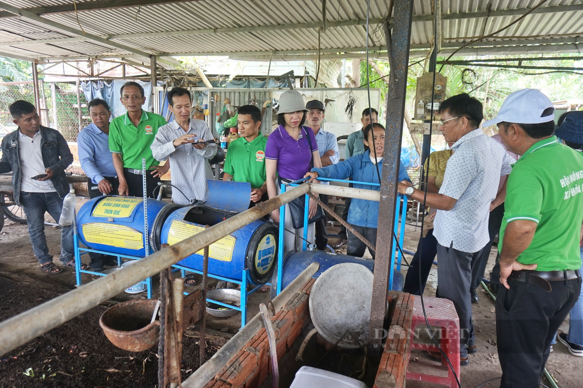 Cán bộ, hội viên nông dân Đà Nẵng tham quan mô hình nuôi trùn quế bảo vệ môi trường - Ảnh 3.