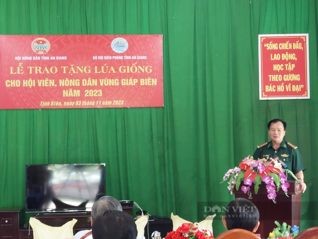 Hội Nông dân tỉnh An Giang trao tặng hơn 1.000kg lúa giống cho hội viên nông dân vùng giáp biên - Ảnh 1.