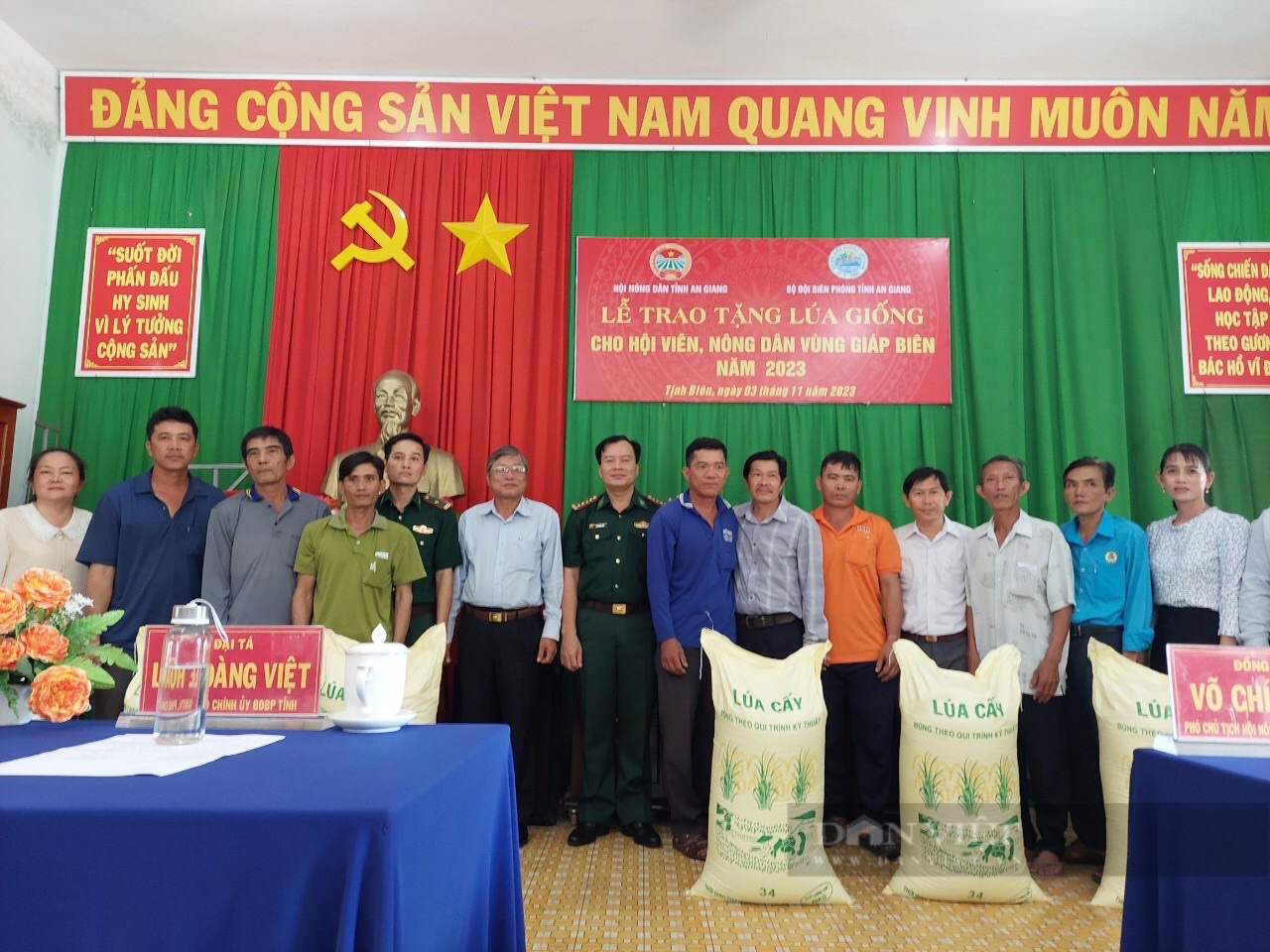 Hội Nông dân tỉnh An Giang trao tặng hơn 1.000kg lúa giống cho hội viên nông dân vùng giáp biên - Ảnh 2.