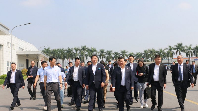 Tổng thống Mông Cổ thăm, làm việc tại Khu công nghiệp Lương Sơn, Hòa Bình - Ảnh 1.