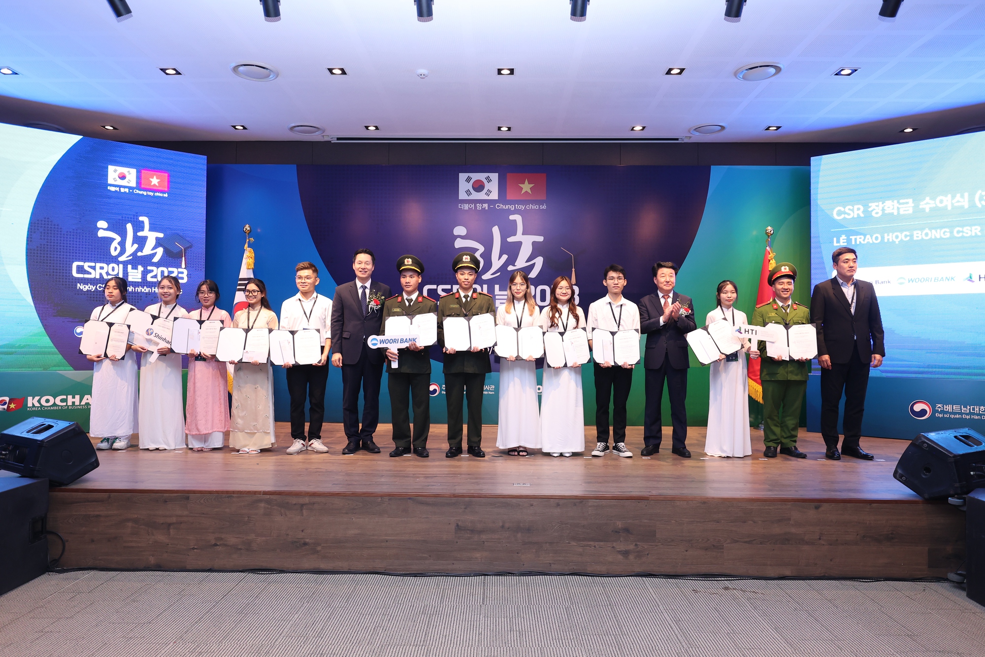 Hiệp hội Doanh nghiệp Hàn Quốc trao học bổng cho sinh viên Việt Nam xuất sắc - Ảnh 1.
