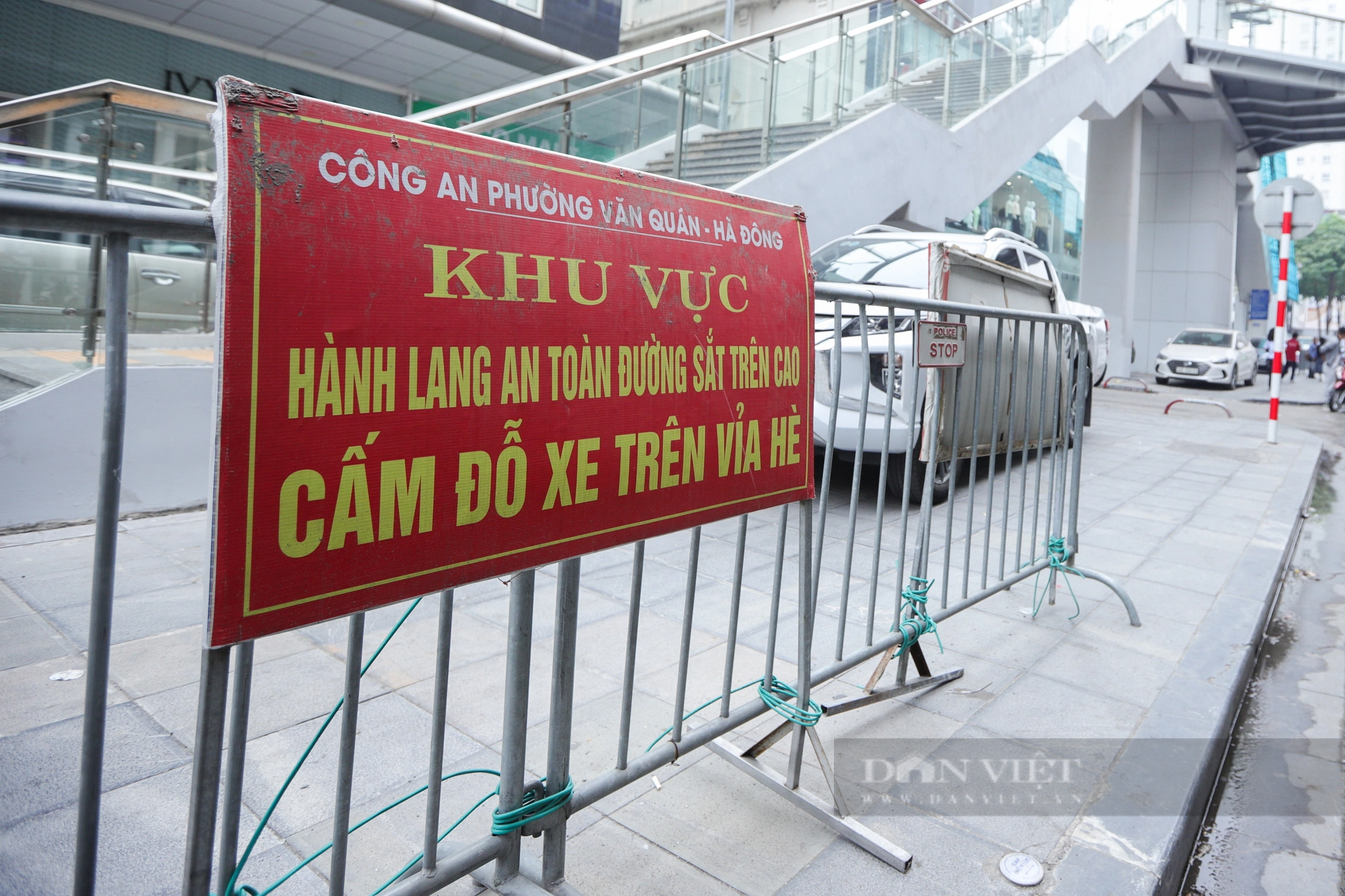 Gầm cầu đường sắt Cát Linh - Hà Đông bị &quot;hô biến&quot; thành bãi giữ xe, hàng quán - Ảnh 8.