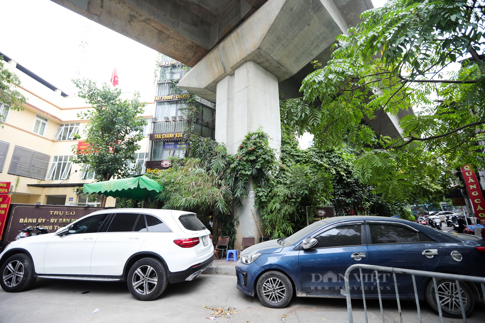 Gầm cầu đường sắt Cát Linh - Hà Đông bị &quot;hô biến&quot; thành bãi giữ xe, hàng quán - Ảnh 10.