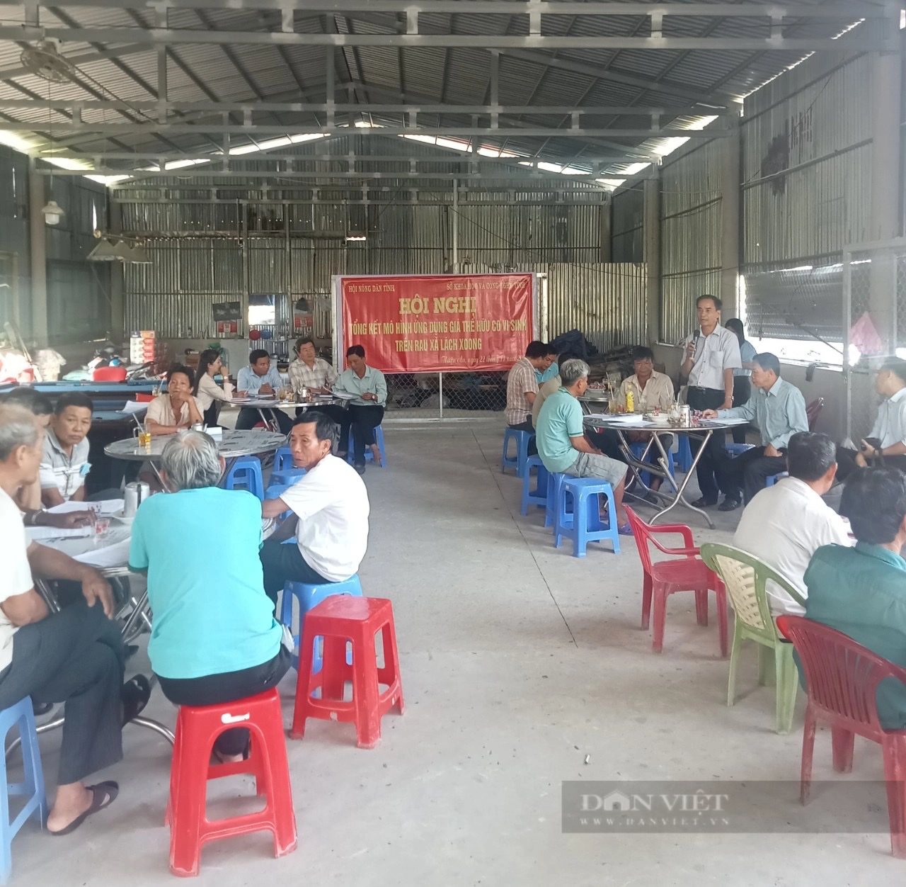 Trồng rau xà lách xoong theo hướng hữu cơ, nông dân Vĩnh Long thu hoạch đến đâu bán sạch đến đó - Ảnh 1.