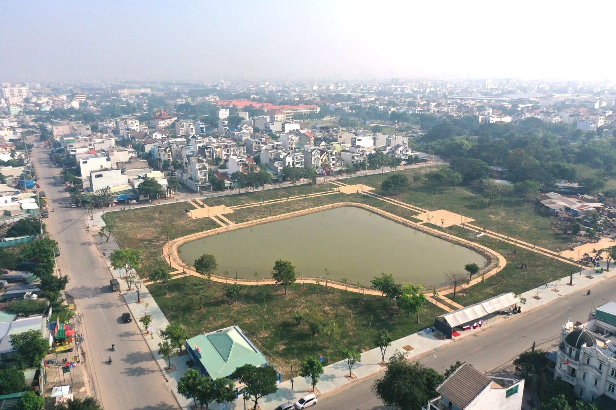 Công viên gần 20 tỷ đồng ở Bình Tân đi vào hoạt động sau hơn 20 năm chờ đợi - Ảnh 1.