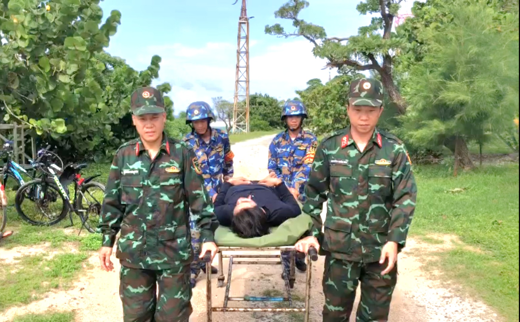 Bệnh xá đảo Song Tử Tây cấp cứu ngư dân Quảng Nam bị viêm ruột thừa cấp - Ảnh 2.