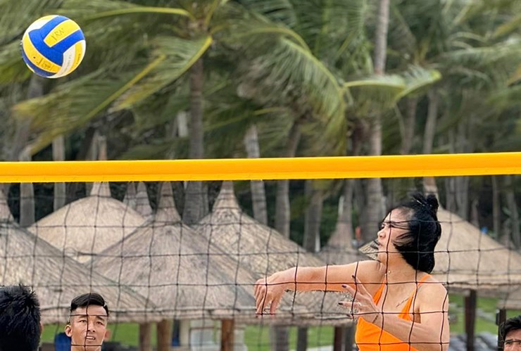 “Hoa khôi bóng chuyền&quot; Kim Huệ mặc biniki, khoe dáng sexy tuổi U40 tại bãi biển - Ảnh 3.