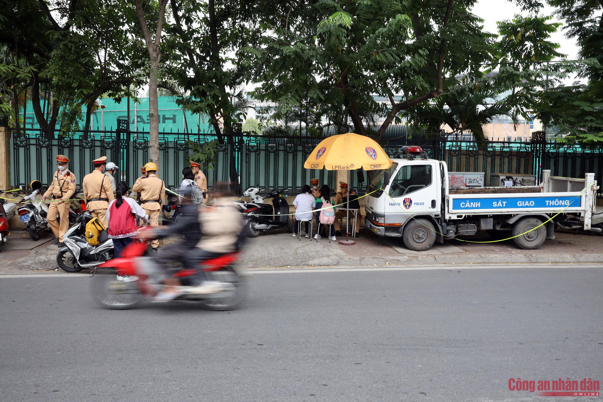 Học sinh đầu trần, kẹp ba, lạng lách; phụ huynh “xin bỏ qua vì các cháu còn nhỏ”! - Ảnh 6.