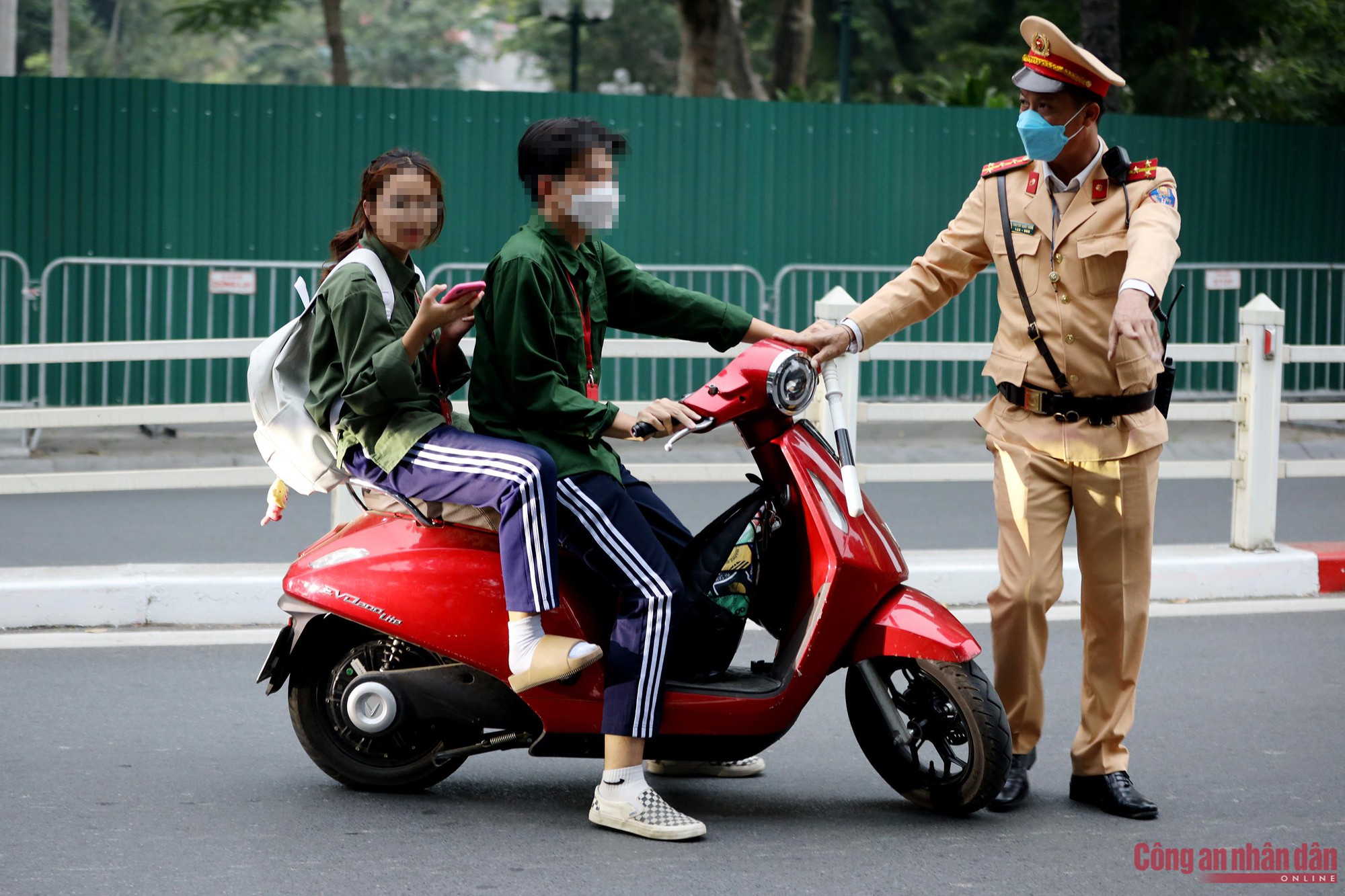 Học sinh đầu trần, kẹp ba, lạng lách; phụ huynh “xin bỏ qua vì các cháu còn nhỏ”! - Ảnh 4.