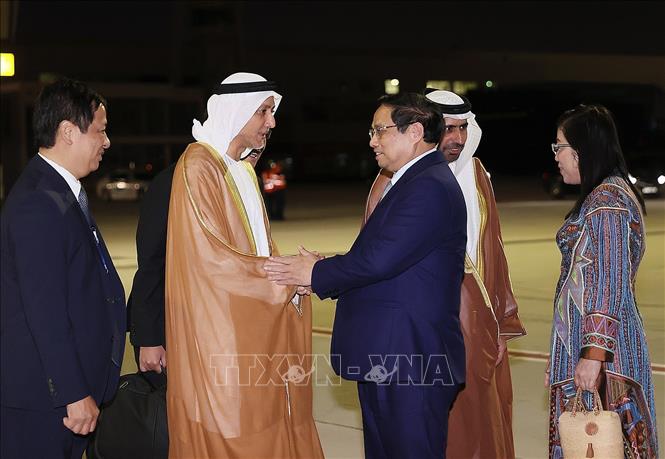 Thủ tướng tới Dubai, bắt đầu tham dự COP28 và hoạt động song phương tại UAE - Ảnh 1.