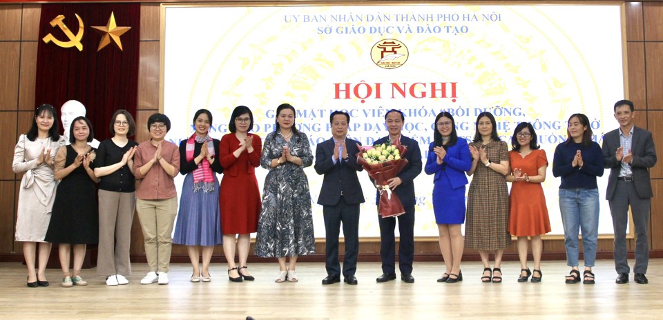 Tranh cãi đưa 56 giáo viên Hà Nội đi bồi dưỡng 2 tuần ở Australia - Ảnh 1.