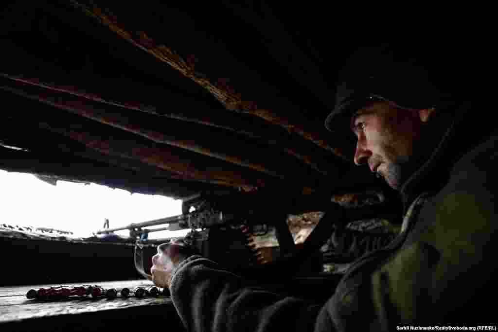 Bùn, chuột và sự thống khổ, quân Ukraine chuẩn bị cho mùa đông khốc liệt trong chiến hào - Ảnh 1.