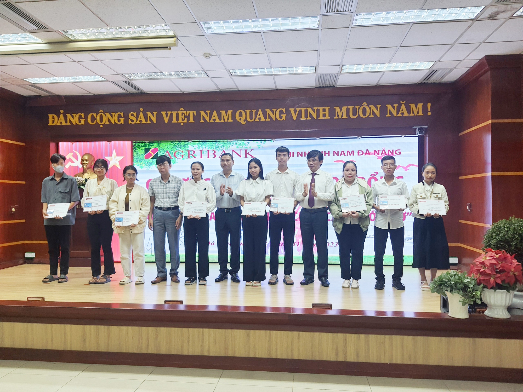Agribank Nam Đà Nẵng: Chắp cánh ước mơ cho các sinh viên có hoàn cảnh khó khăn - Ảnh 1.