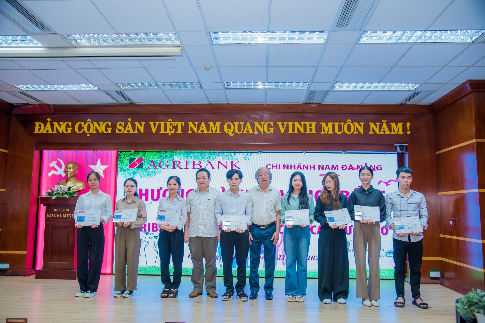 Agribank Nam Đà Nẵng: Chắp cánh ước mơ cho các sinh viên có hoàn cảnh khó khăn - Ảnh 2.