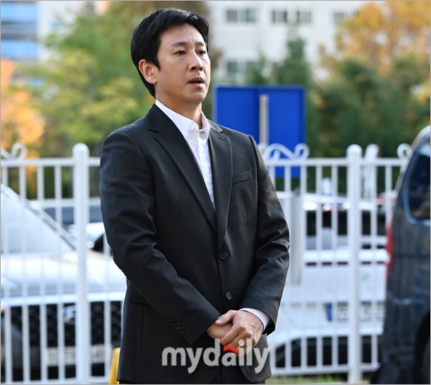 Lee Sun Kyun xin lỗi dư luận, im lặng trước nghi vấn &quot;chơi&quot; ma tuý - Ảnh 1.