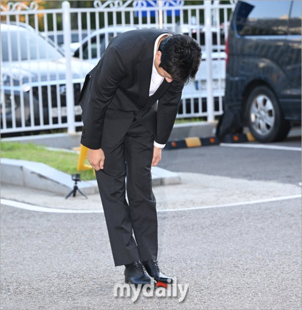 Lee Sun Kyun xin lỗi dư luận, im lặng trước nghi vấn &quot;chơi&quot; ma tuý - Ảnh 2.