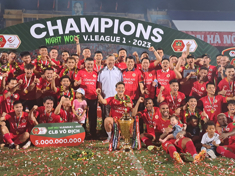 Tiền thưởng vô địch 5 tỷ đồng đã đến tay của BHL và cầu thủ CLB Công an Hà Nội - Ảnh 1.