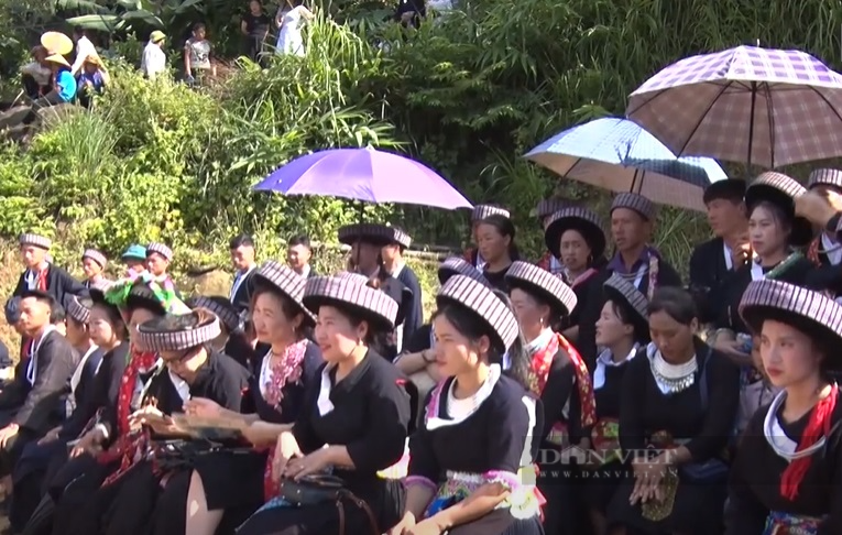 Lào Cai: Bảo tồn bản sắc văn hóa dân tộc thiểu số Mông Xanh - Ảnh 2.