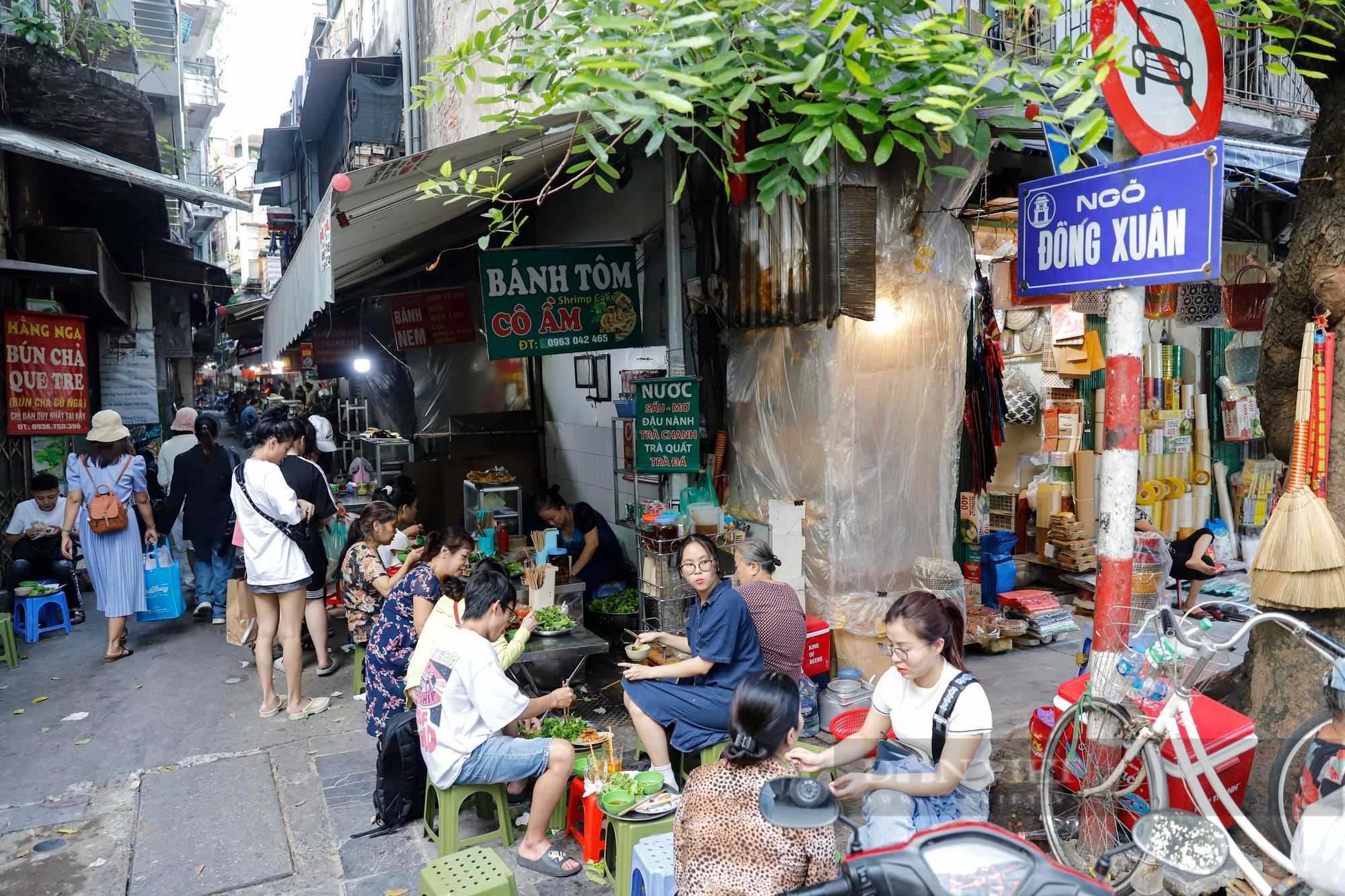 Cầm 100.000 đồng khám phá &quot;food tour&quot; tại khu chợ sầm uất nhất Hà Nội - Ảnh 1.