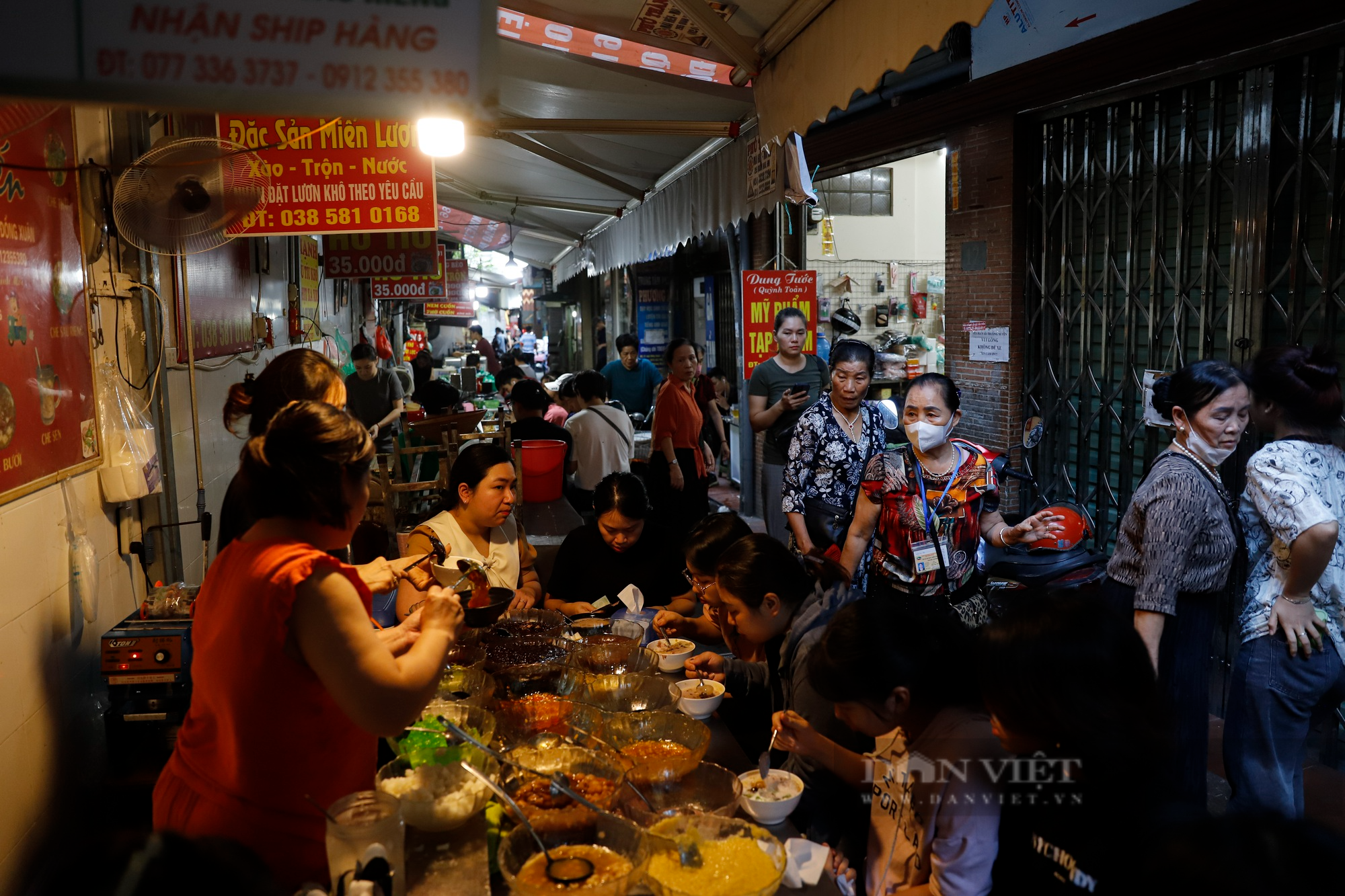 Cầm 100.000 đồng khám phá &quot;food tour&quot; tại khu chợ sầm uất nhất Hà Nội - Ảnh 2.
