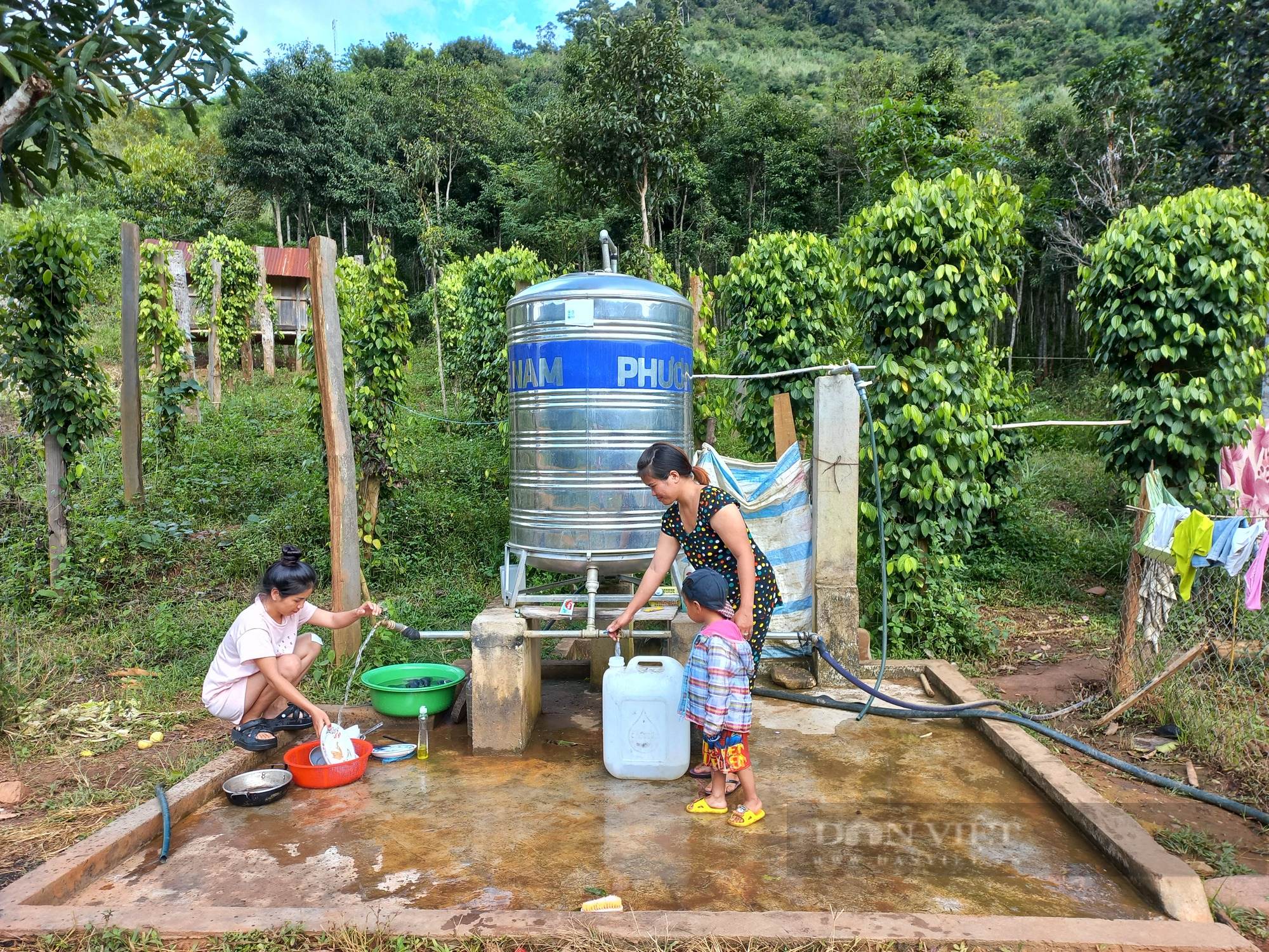 Người dân vùng khó ở Kon Tum vui mừng khi nước sạch về tận làng - Ảnh 1.