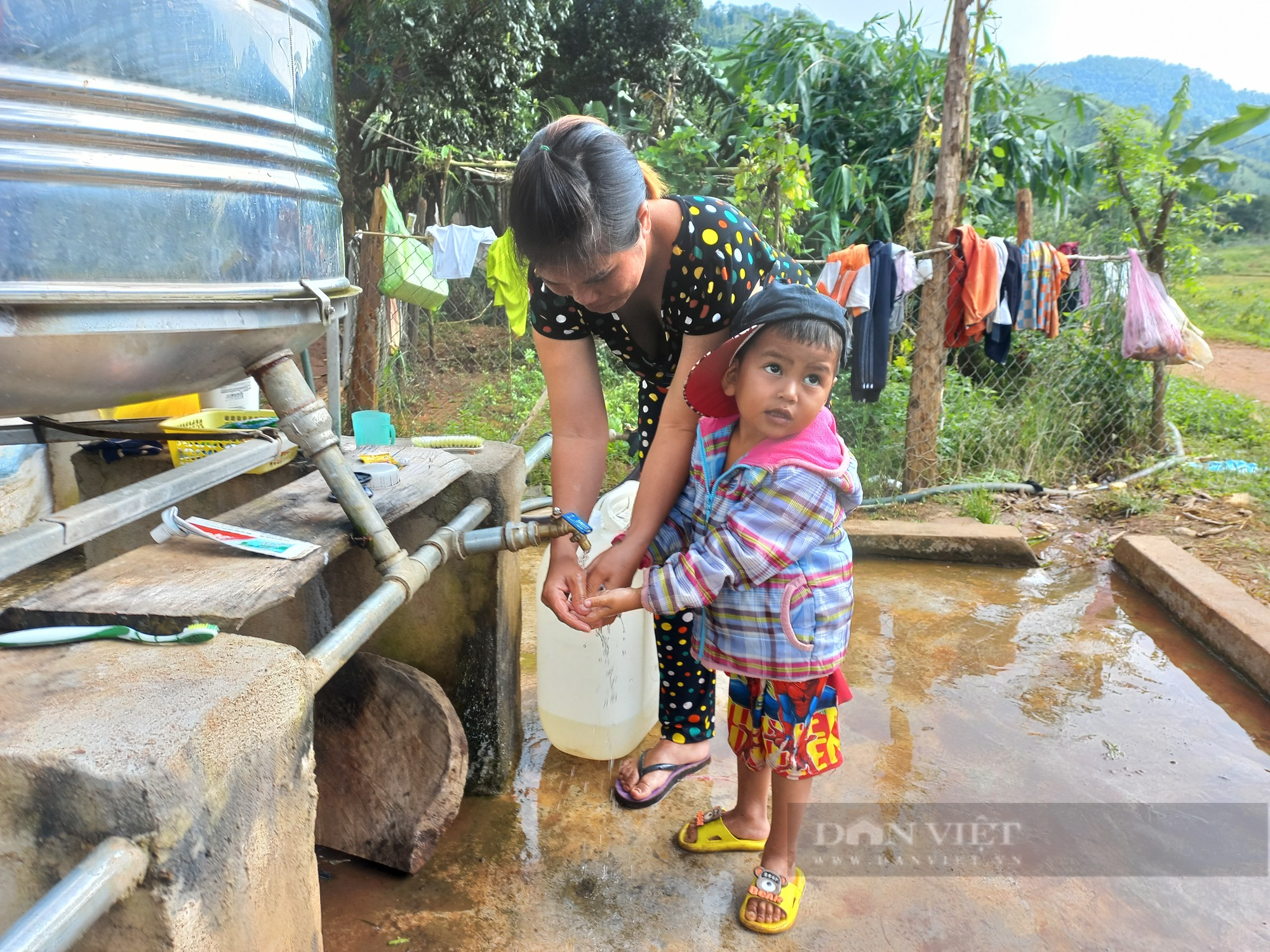 Người dân vùng khó ở Kon Tum vui mừng khi nước sạch về tận làng - Ảnh 3.