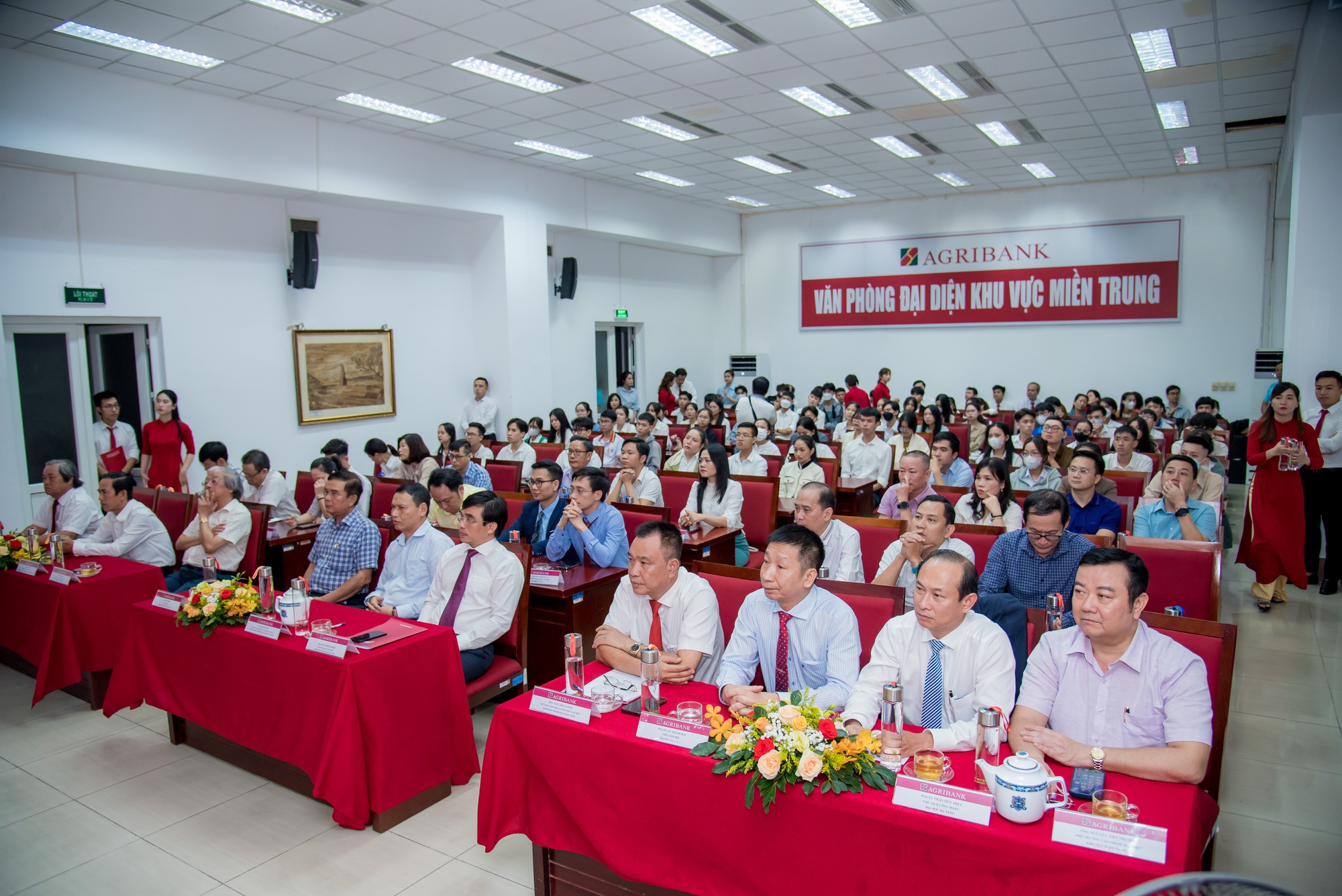 Agribank Nam Đà Nẵng: Chắp cánh ước mơ cho các sinh viên có hoàn cảnh khó khăn - Ảnh 4.