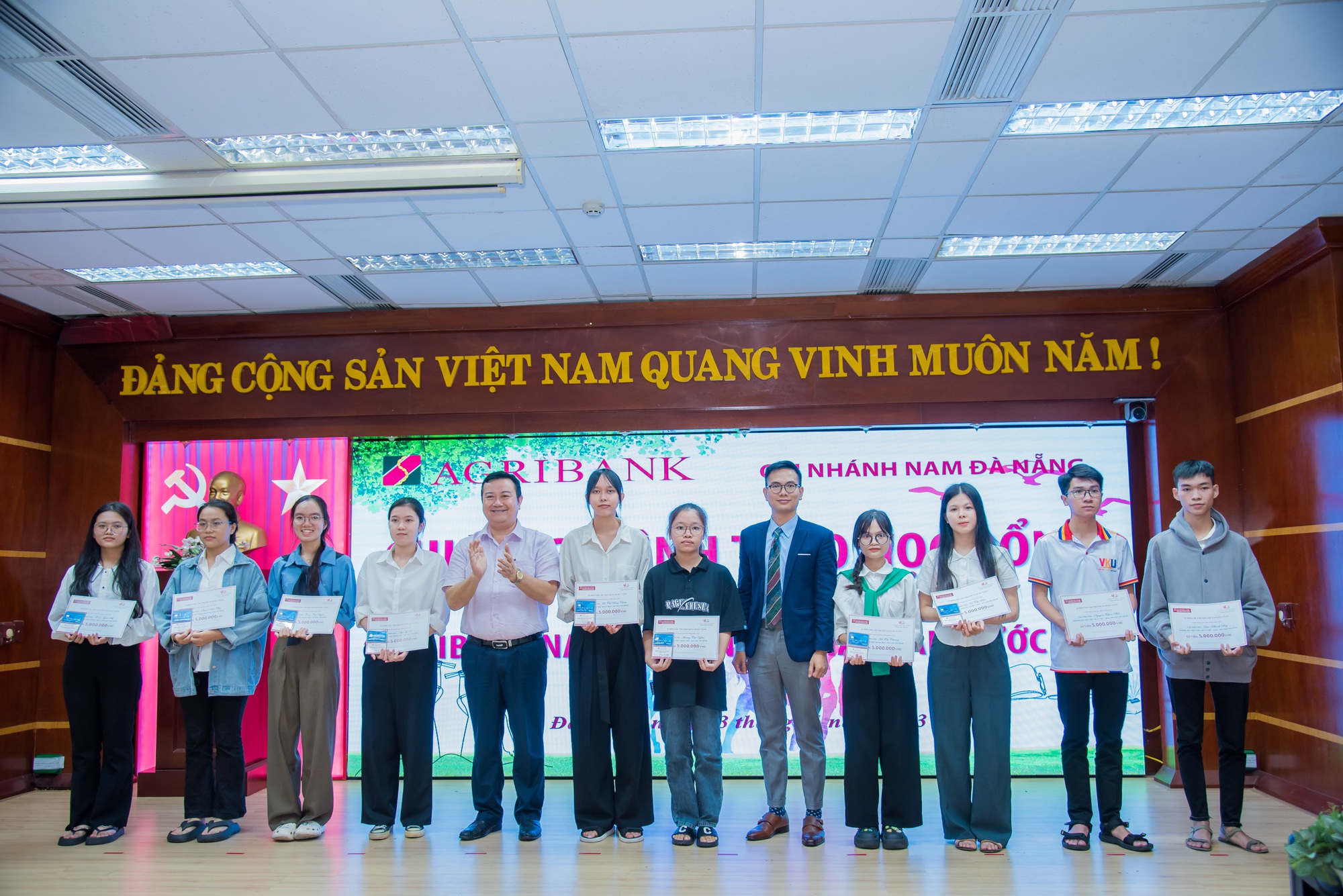 Agribank Nam Đà Nẵng: Chắp cánh ước mơ cho các sinh viên có hoàn cảnh khó khăn - Ảnh 5.