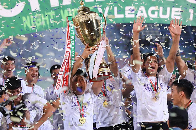 Các đội vô địch ở V.League 10 năm qua được thưởng tiền tỷ như thế nào? - Ảnh 1.